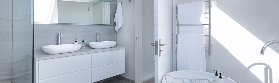 Luxe badkamer met douchegoot blijft populair in 2021.
